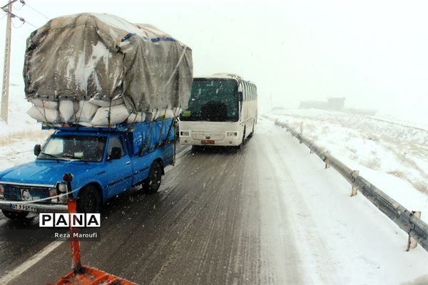 تلاش راهداران در جاده‌های برفی ارومیه