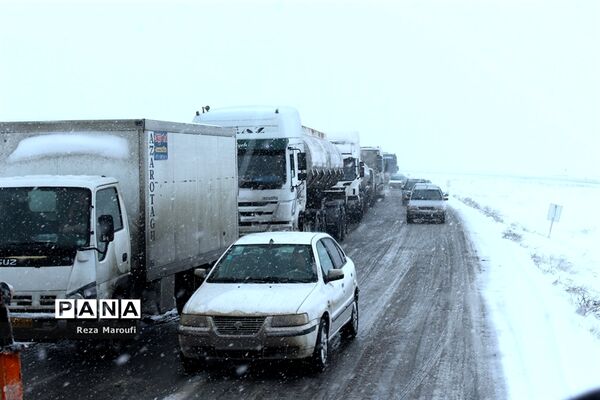 تلاش راهداران در جاده‌های برفی ارومیه