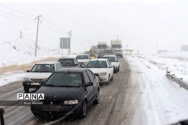تلاش راهداران در جاده‌های برفی ارومیه