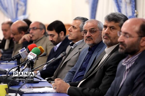 نشست صمیمی وزیر آموزش و پرورش با نمایندگان اولیای دانش‌آموزان کشور