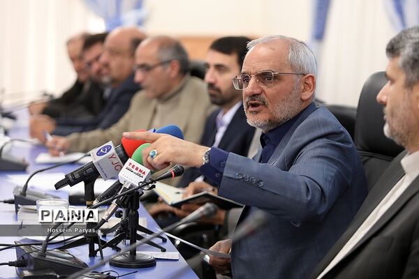 نشست صمیمی وزیر آموزش و پرورش با نمایندگان اولیای دانش‌آموزان کشور