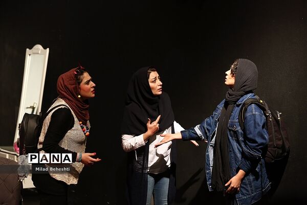 اجرای نمایش «۳/۱۴» در تماشاخانه هامون