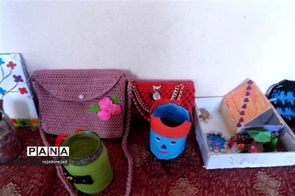نمایشگاه دست‌ساز دانش‌آموزان شهید محمود زارع ابرکوه