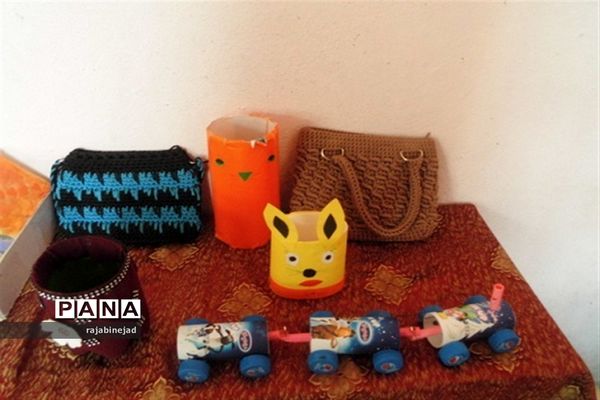 نمایشگاه دست‌ساز دانش‌آموزان شهید محمود زارع ابرکوه
