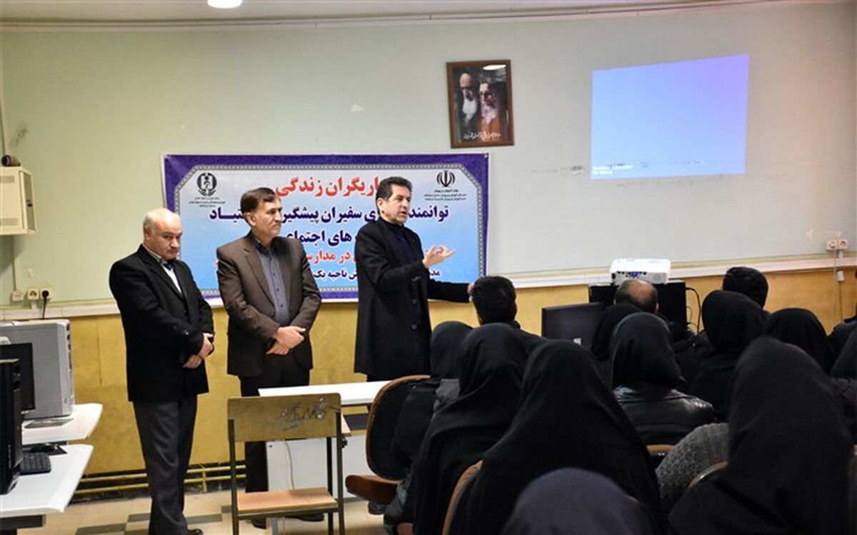 نقش موثر و حیاتی معلمان به عنوان سفیران پیشگیری از آسیب‌های اجتماعی