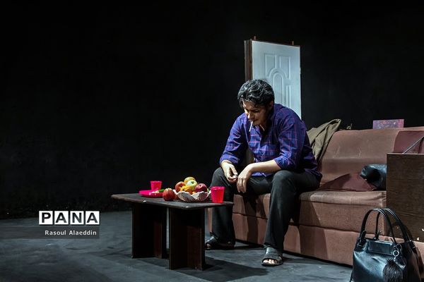 اجرای نمایش ازبیرون درسالن کوچک تالار محراب تهران