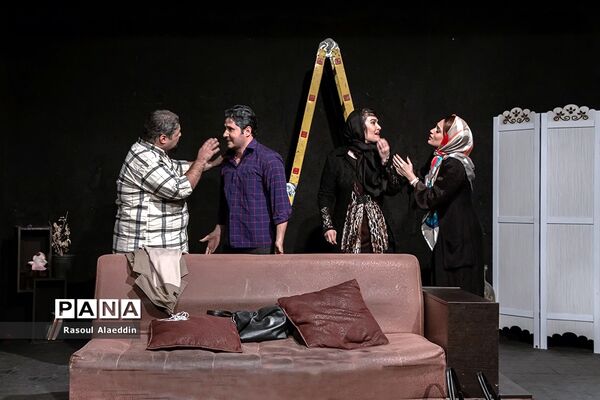اجرای نمایش ازبیرون درسالن کوچک تالار محراب تهران