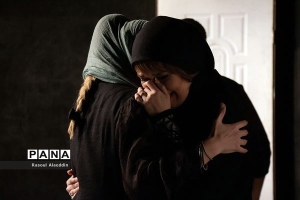 اجرای نمایش ازبیرون درسالن کوچک تالار محراب تهران