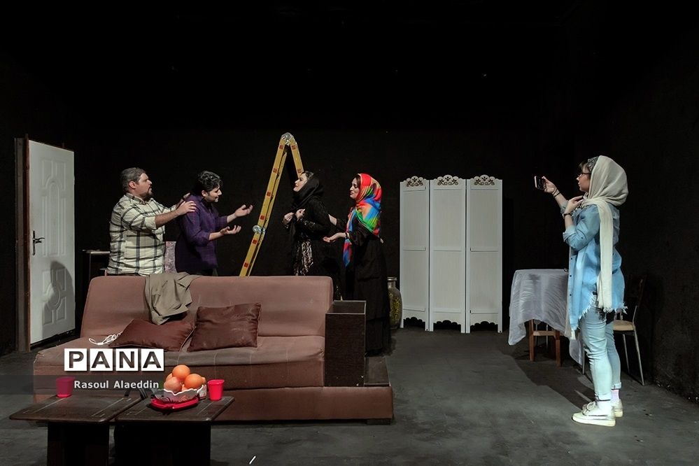 اجرای نمایش ازبیرون درسالن کوچک تالار محراب تهران