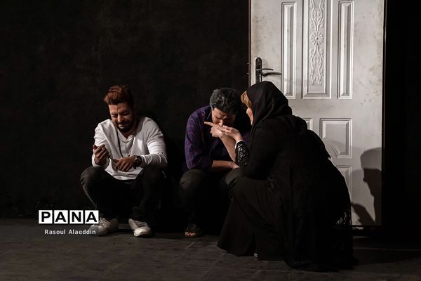 اجرای نمایش ازبیرون درسالن کوچک تالار محراب تهران