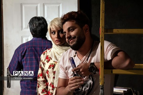 اجرای نمایش ازبیرون درسالن کوچک تالار محراب تهران