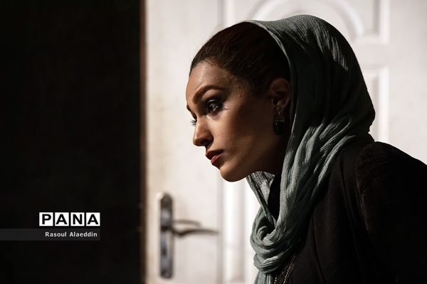 اجرای نمایش ازبیرون درسالن کوچک تالار محراب تهران