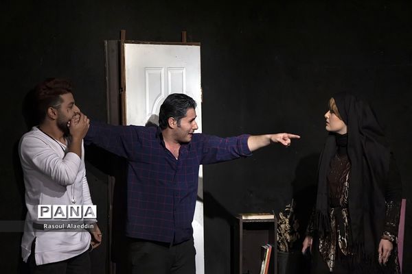 اجرای نمایش ازبیرون درسالن کوچک تالار محراب تهران