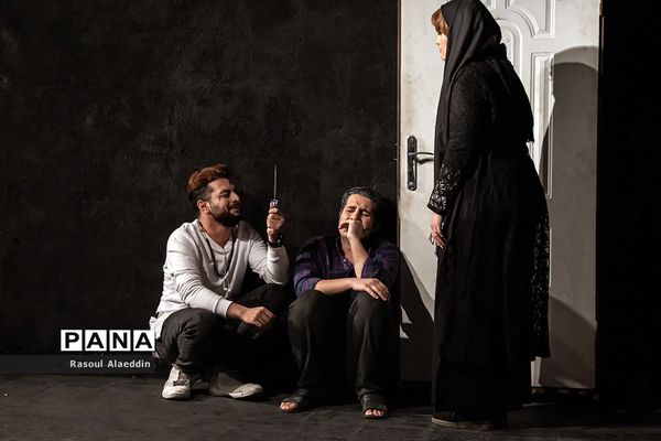 اجرای نمایش ازبیرون درسالن کوچک تالار محراب تهران