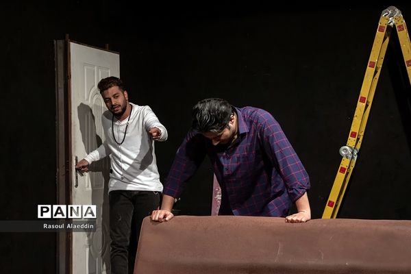 اجرای نمایش ازبیرون درسالن کوچک تالار محراب تهران