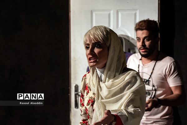 اجرای نمایش ازبیرون درسالن کوچک تالار محراب تهران