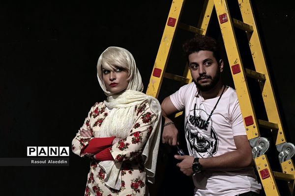 اجرای نمایش ازبیرون درسالن کوچک تالار محراب تهران