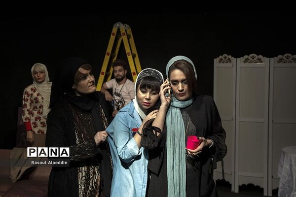 اجرای نمایش ازبیرون درسالن کوچک تالار محراب تهران