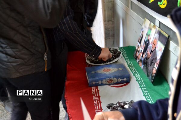 مراسم بزرگداشت سپهبد حاج قاسم سلیمانی و همرزمان شهیدش در دبیرستان پسرانه دوره دوم مومنین