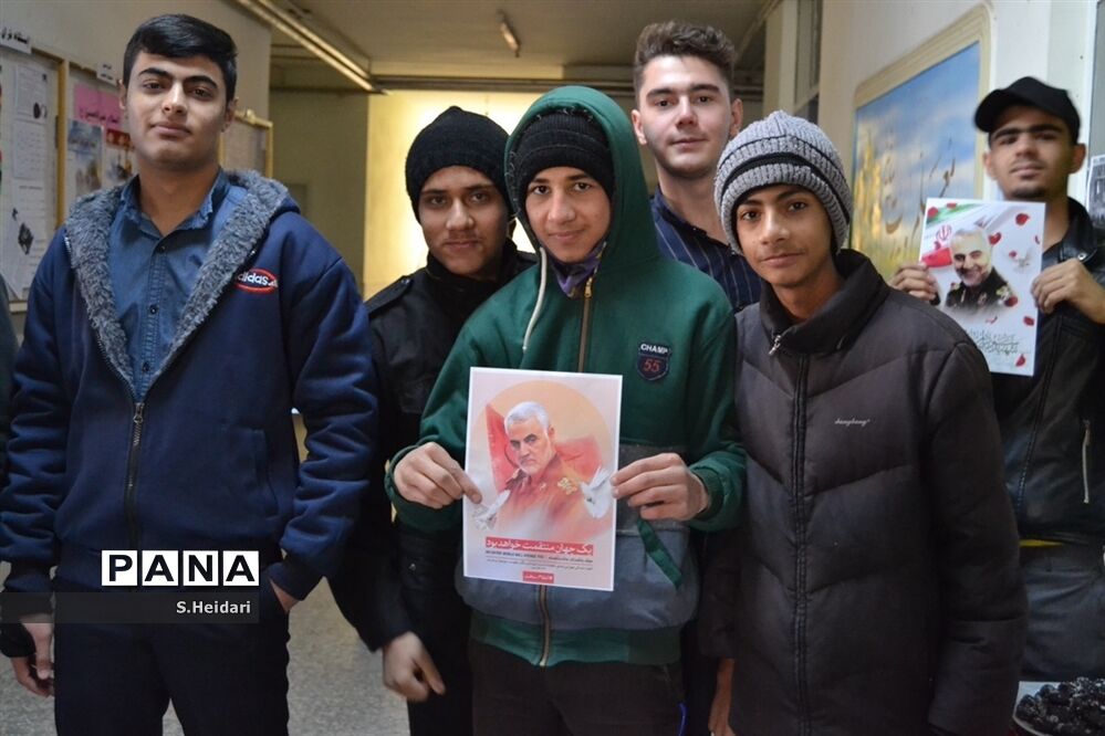 مراسم بزرگداشت سپهبد حاج قاسم سلیمانی و همرزمان شهیدش در دبیرستان پسرانه دوره دوم مومنین