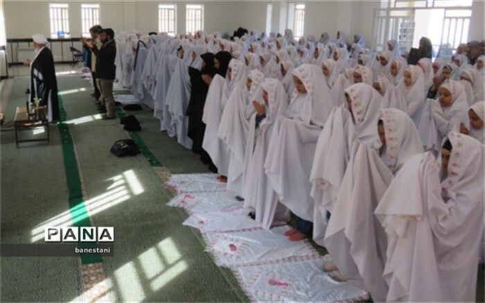 اقامه نماز جماعت دانش آموزان دبستان عفت به امامت حضرت آیت الله ناصری