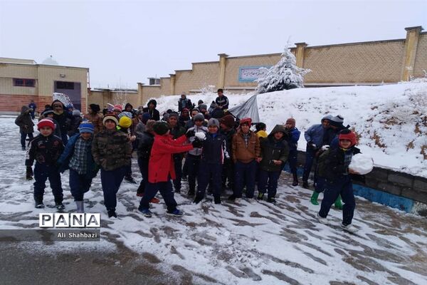 بازی کودکانه دانش‌آموزان منطقه ارژن در شادی بارش برف