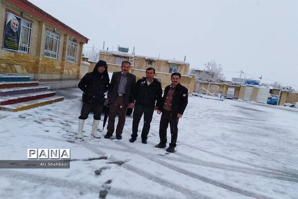 بازی کودکانه دانش‌آموزان منطقه ارژن در شادی بارش برف