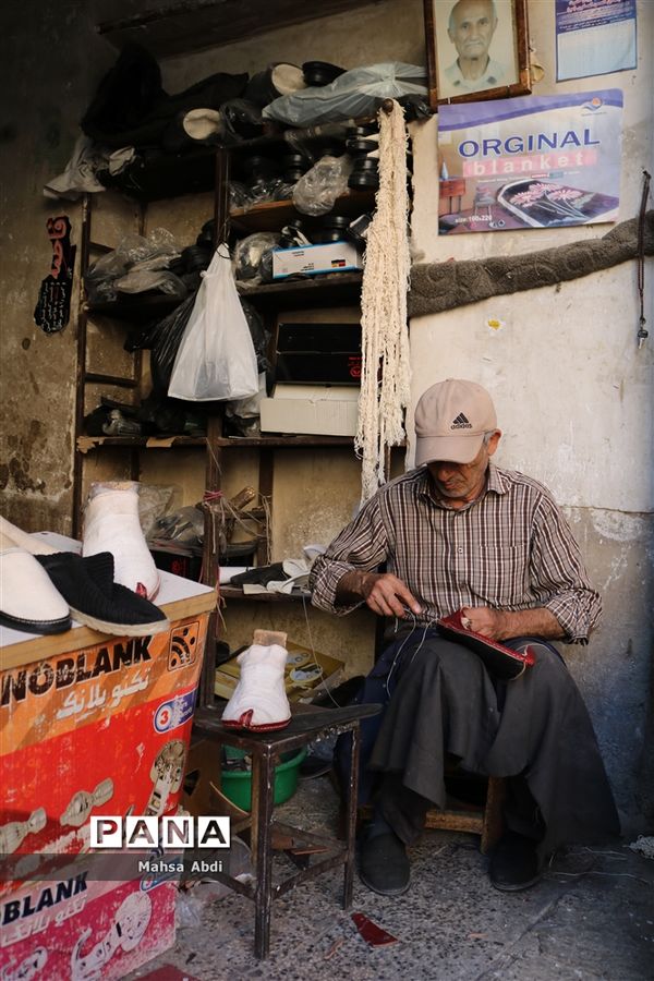 بازار وکیل، سرای رنگین کمان