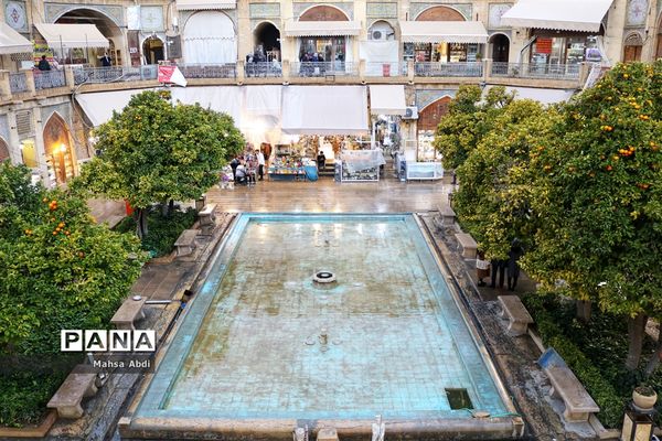 بازار وکیل، سرای رنگین کمان