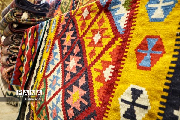 بازار وکیل، سرای رنگین کمان