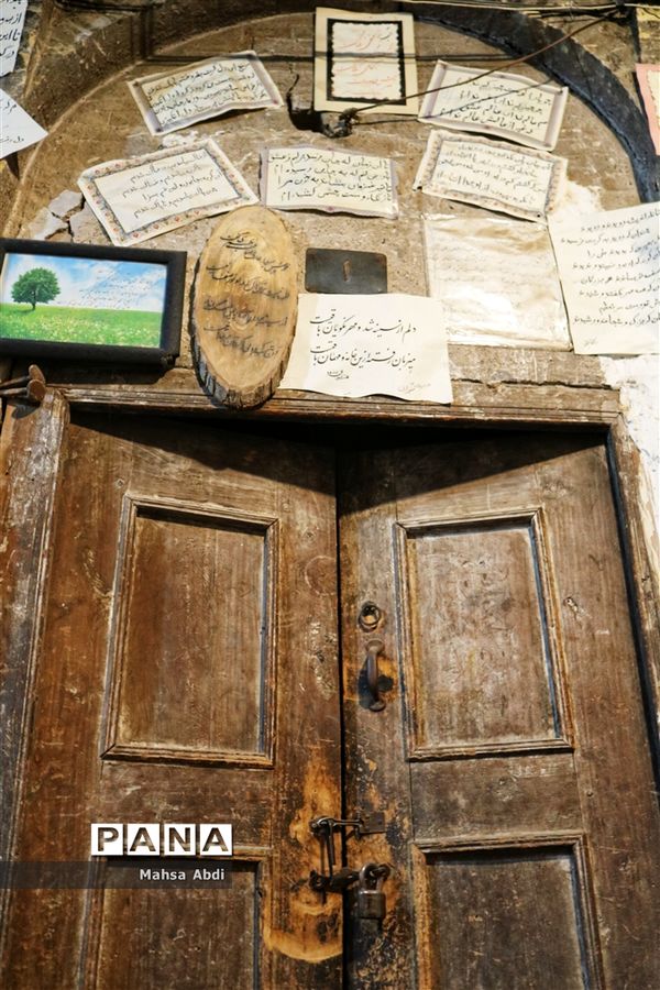 بازار وکیل، سرای رنگین کمان