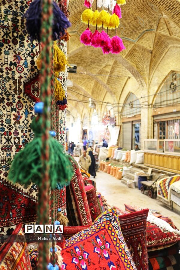 بازار وکیل، سرای رنگین کمان