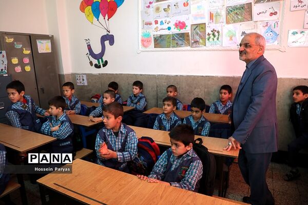 بازدید سرزده وزیر آموزش و پرورش از دبستان پسرانه چنگیزپور در منطقه 16 تهران