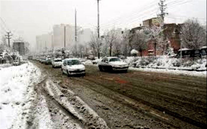 بارش برف در محورهای ارتباطی استان البرز ادامه دارد