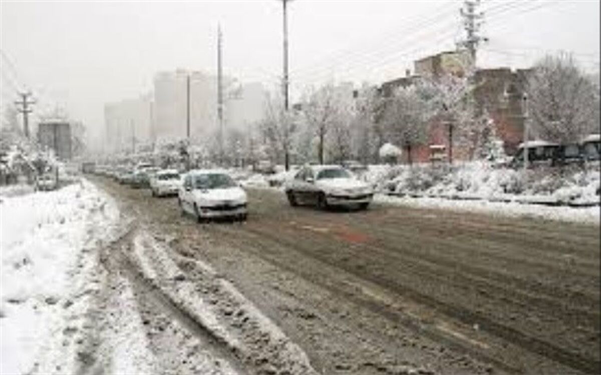 بارش برف در محورهای ارتباطی استان البرز ادامه دارد