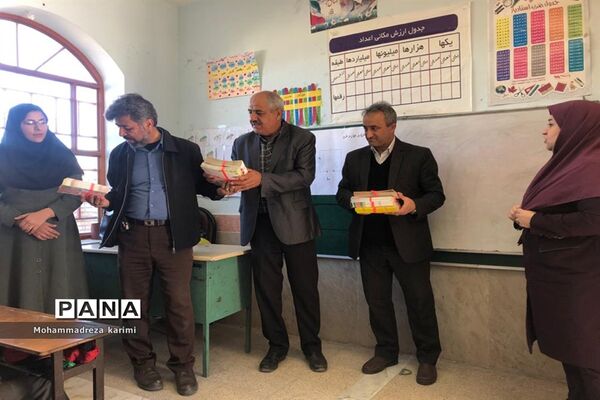 اهدا کتاب به دبستان شهید دستغیب علی آباد
