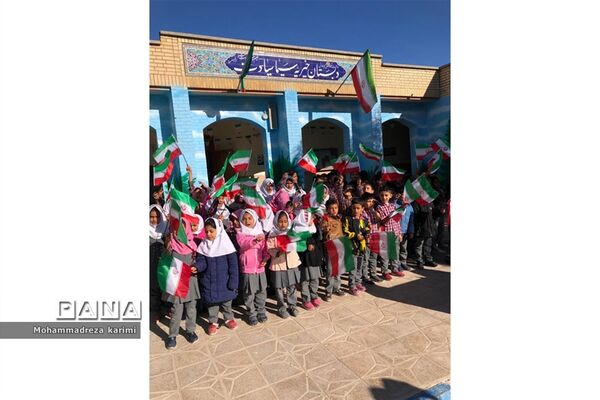 اهدا کتاب به دبستان شهید دستغیب علی آباد