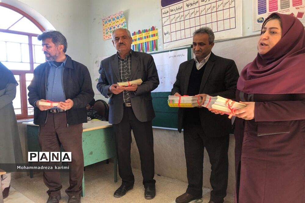 اهدا کتاب به دبستان شهید دستغیب علی آباد