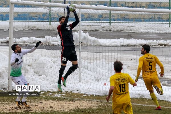 دیدار تیم های فوتبال نود ارومیه و آلومینیوم اراک