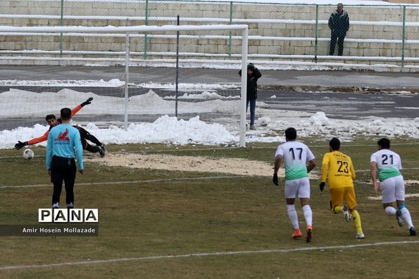 دیدار تیم های فوتبال نود ارومیه و آلومینیوم اراک