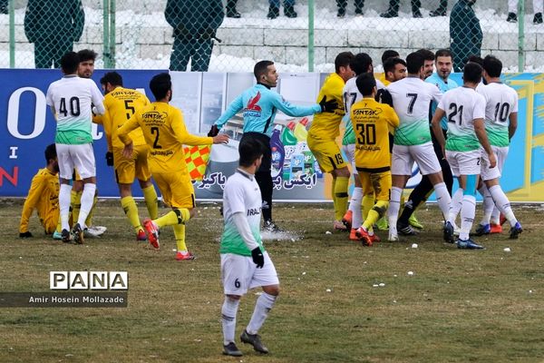 دیدار تیم های فوتبال نود ارومیه و آلومینیوم اراک
