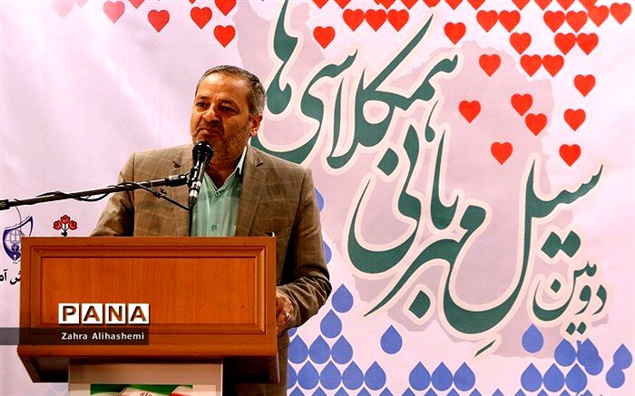 علیرضا کاظمی: هیچ کلاسی بهتر از این نیست که انسانیت و مهربانی را دربین دانش‌آموزان نشر دهیم