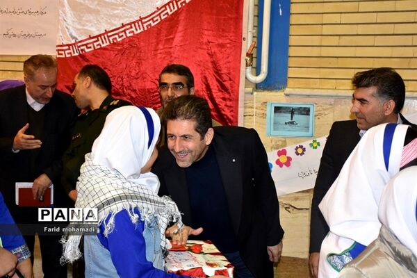 آیین سیل مهربانی همکلاسی ها در کرمانشاه