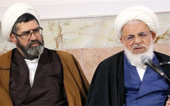 باید روحیه انقلابی را در جامعه زنده نگه‌داریم