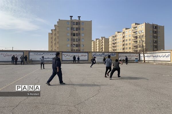 برگزاری مسابقات فوتبال بین کلاسی جام شهید سلیمانی در دبیرستان دوره دوم مومنین