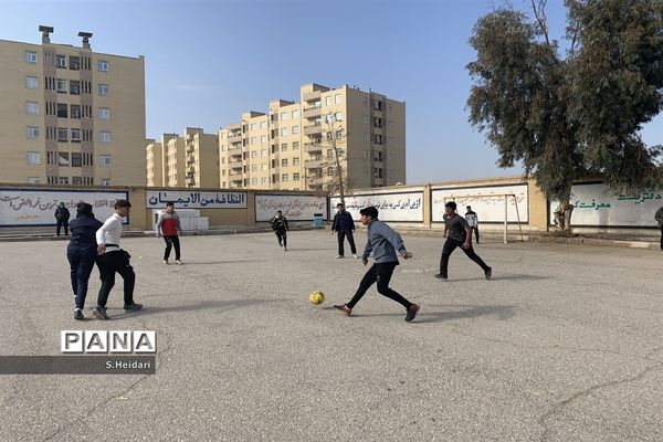 برگزاری مسابقات فوتبال بین کلاسی جام شهید سلیمانی در دبیرستان دوره دوم مومنین