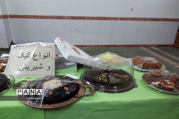 جشنواره تغذیه سالم در دبیرستان شهیده روحی ابرکوه