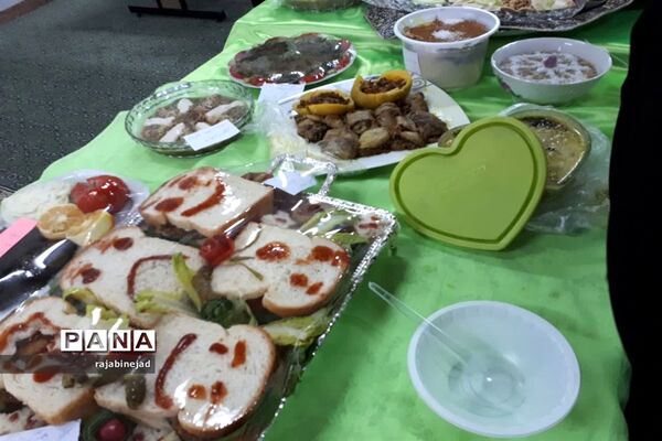 جشنواره تغذیه سالم در دبیرستان شهیده روحی ابرکوه