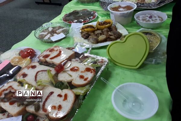 جشنواره تغذیه سالم در دبیرستان شهیده روحی ابرکوه