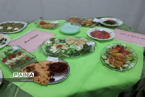 جشنواره تغذیه سالم در دبیرستان شهیده روحی ابرکوه